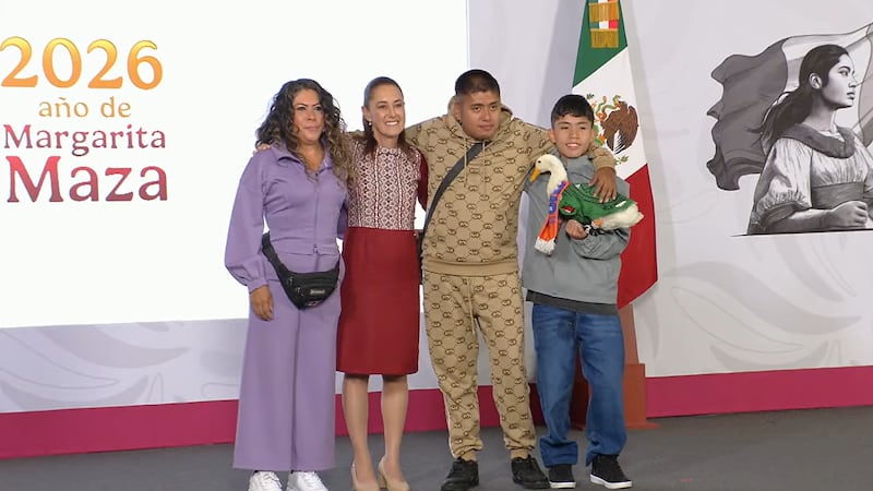 Sheinbaum recibe al pato ‘Merlín’ en Palacio Nacional y promete apoyo a su familia
