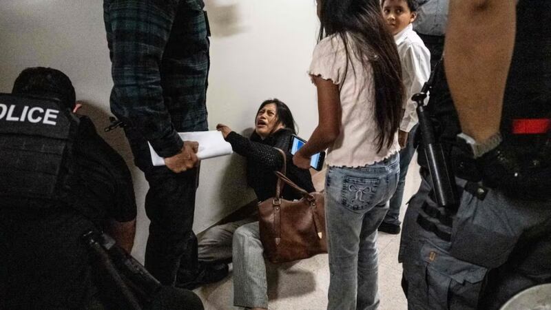 VIDEO: Agente de ICE agrede y derriba a mujer en corte migratoria de Nueva York