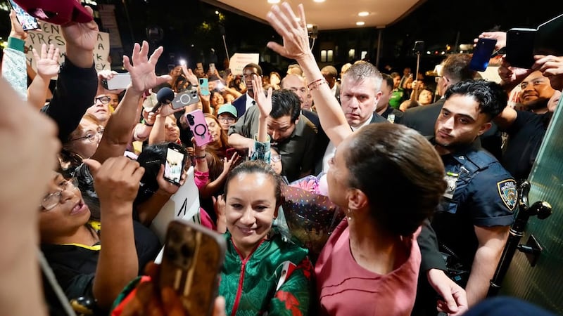 VIDEO: Sheinbaum llega a Nueva York entre mariachi y muestras de apoyo de migrantes mexicanos