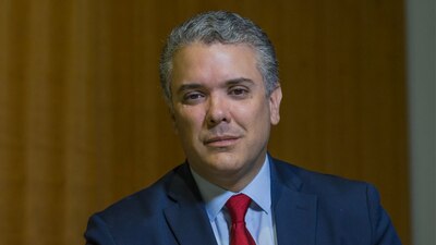 El helicóptero en el que viajaba el presidente colombiano fue atacado a tiros