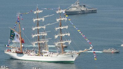 El Buque Escuela Velero ARM “Cuauhtémoc” en Acacapulco, Guerrero