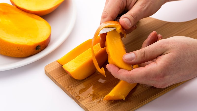 Niña de 3 años muere al intentar cortar un mango; se provocó una herida en el cuello