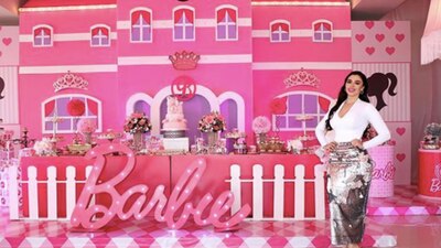 La esposa de Joaquín Guzmán Loera se retrató frente a las decoraciones de cumpleaños de sus hijas.