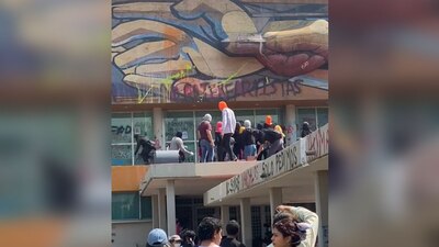 Los encapuchados usaron aerosoles en la Rectoría