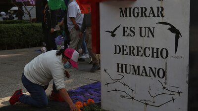 Colocaron una ofrenda en el Antimonumento 72+ para migrantes fallecidos en el país