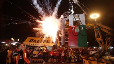Una figura del expresidente Enrique Peña Nieto arde en el Carnaval de Mazatlán, Sinaloa