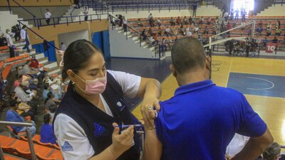 37 por ciento de la población de a partir de 18 años ha recibido al menos una dosis en el país, dijo la dependencia