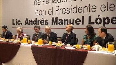 Los senadores electos de Morena se reunieron con el presidente electo Andrés Manuel López Obrador