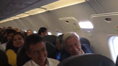 Pasajeros de un vuelo de Puerto Escondido a la Ciudad de México no ocultaron su apoya para "ya sabes quién"