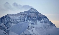 Mueren 5 mexicanos y un piloto nepalí al estrellarse helicóptero en el Everest