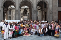 Sheinbaum dialoga en Palacio Nacional con representantes de los pueblos indígenas