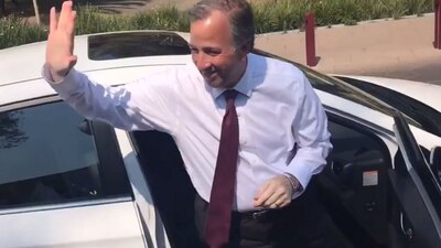 El candidato del PRI le manda un saludo a AMLO por medio de una de sus simpatizantes.