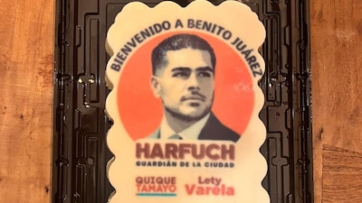 Sobre el pastel fue colocada la frase "bienvenido a Benito Juárez"
