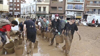 Van más de 200 fallecidos a causa de las inundaciones del martes y miles de hogares quedaron destruidos por el ciclón
