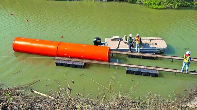 EU instala más de 800 kilómetros de un muro flotante en el río Bravo