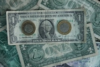 Peso se tambalea tras el anuncio de Banxico sobre la tasa de interés