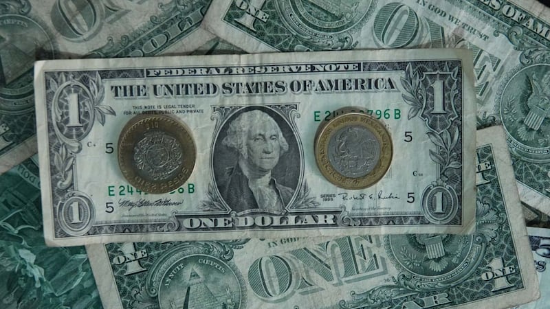 Peso se tambalea tras el anuncio de Banxico sobre la tasa de interés