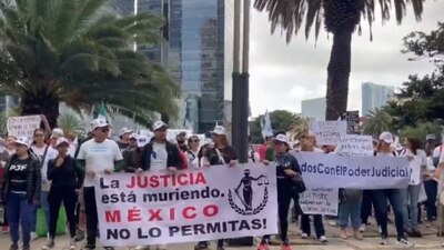 Los inconformes también se manifestaron en la Embajada de EU
