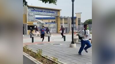 Los alumnos corrieron a ver la entrada de hombres armados