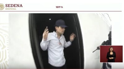 Ovidio Guzmán saliendo de su domicilio.