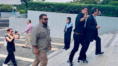 Acudió a sede del INE para realizar su registro