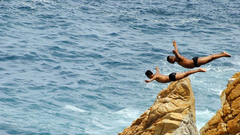 Clavadistas de La Quebrada rompen récord Guinness por el ‘salto más alto del mundo’