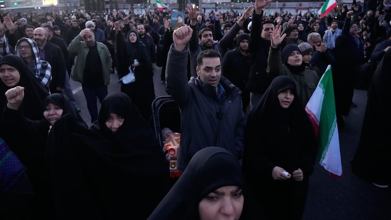 Irán jura venganza tras muerte de su líder y asesina a 3 militares de EU