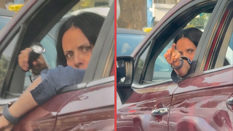 ‘Lady Esquizofrenia’ se viraliza al amenazar con taser a automovilista