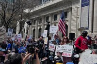 Ciudadanos de EU vuelven a manifestarse contra el gobierno de Trump