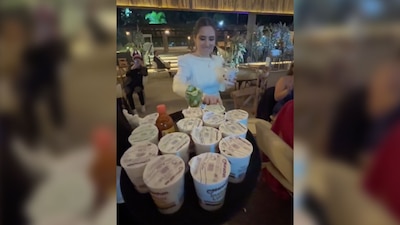 Gustosa, la novia no tuvo empacho en seleccionar su sopa