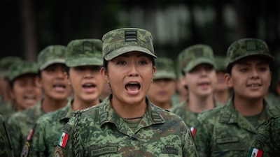 Aunque hay mujeres en las instituciones, no ocupan rangos altos