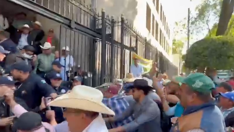 Agricultores intentan dar ‘portazo’ en la Segob tras no llegar a acuerdo con Berdegué
