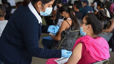 La vacunación ha sido clave para minimizar los efectos de COVID y prevenir muertes.