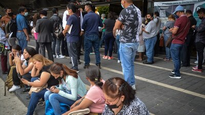 Las oficinas del SAT recibieron a miles de mexicanos que buscaban su Constancia Fiscal