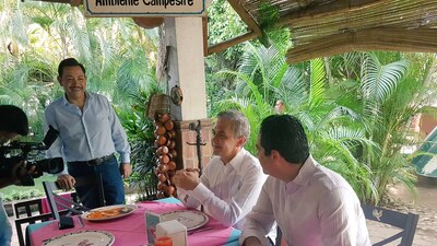 El alcalde de Acapulco, Evodio Velázquez (der) respalda a Mancera para 2018