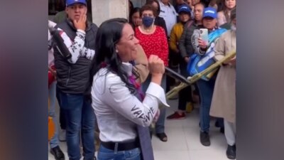 Alejandra de Moral tomó el micrófono y comenzó a entonar “Mi Mayor Anhelo"