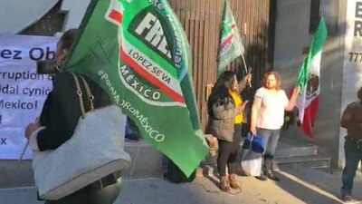Un pequeño grupo de Frena protestó afuera del hotel donde se hospedó AMLO