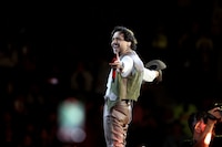 VIDEO: Nodal gana el Latin Grammy… y olvida a Ángela en pleno discurso