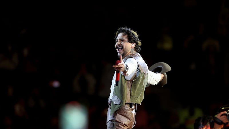 VIDEO: Nodal gana el Latin Grammy… y olvida a Ángela en pleno discurso