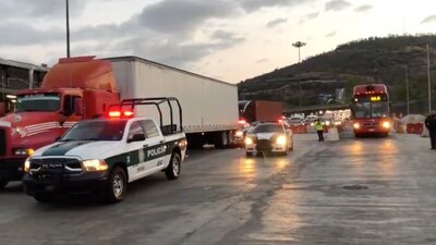 Peritos laboraron en la zona, por lo que la circulación está afectada, derivado de que aún no retiran la unidad pesada