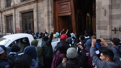 Hoy, en plena conferencia mañanera de AMLO, normalistas derribaron la Puerta 1 del recinto