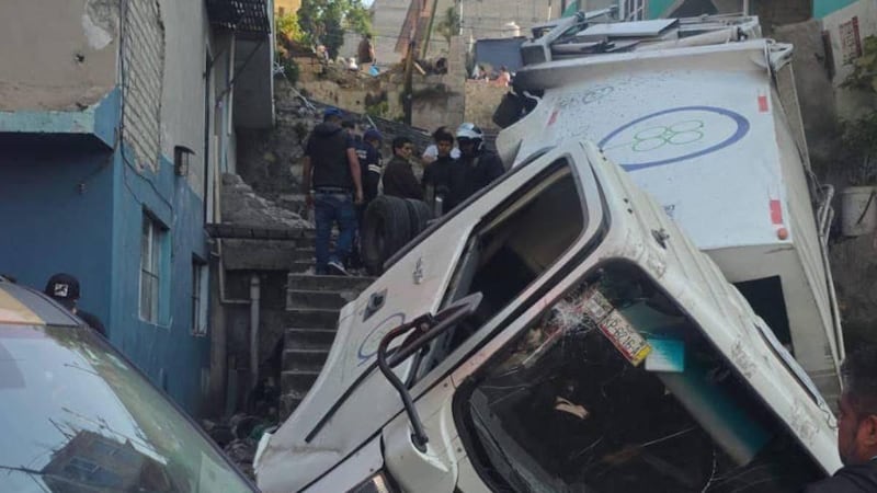Camión de basura baja por una zona restringida y cae a unos 10 metros de altura