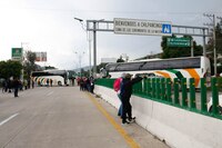 Egresados normalistas y pobladores de Guerrero bloquean la Autopista del Sol