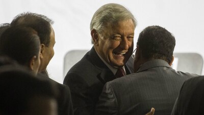 López Obrador lidera las encuestas a 6 meses de las elecciones presidenciales