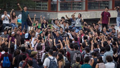 Alumnos en su pleno derecho de manifestación y libertad de expresión