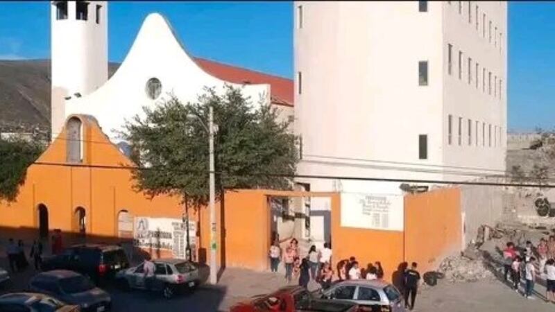 Hallan a mujer sin vida en baños de parroquia en Monterrey, mientras se realizaba el viacrucis