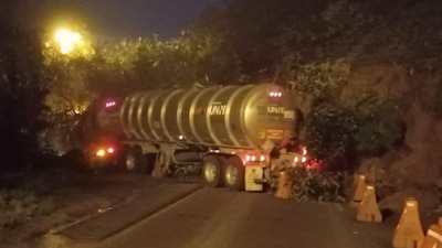 Un tráiler que circulaba por el sitio y que remolcaba dos autotanques se vio involucrado en el derrumbe