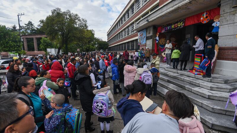 Lluvias, caos y retrasos en el Metro, así inició el regreso a clases en la CDMX