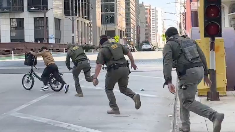 VIDEO: Repartidor en bicicleta logra burlar a 10 agentes del ICE en Chicago