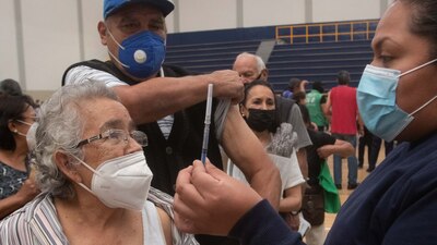 Ante la llegada de la variante ómicron a México, el gobierno autorizó dosis de refuerzo